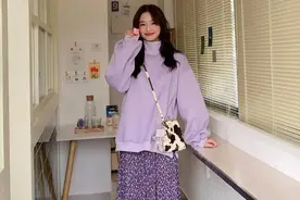 今年春天火了一种混搭穿法，叫“卫衣+碎花裙”，很洋气好看图片