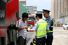 有了驾照就能开卡车？你错了！没有这些证件罚到你怀疑人生图片