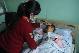 癌症妈妈放弃后续治疗救重病养女；养女：下辈子我还做您的女儿图片