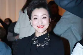 杨澜化妆化过头了！穿黑色连衣裙搭黑丝好优雅，脸像被泼上了牛奶图片