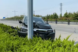 本田皓影撞上电线杆，看到受损处：中保研怕是不用测了图片