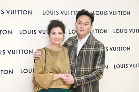 钟楚红也太美了！穿金色上衣配蕾丝裤，同框48岁张智霖似同辈图片