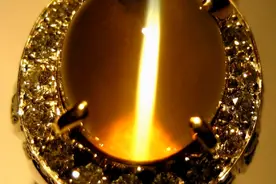 山东一小山堆，挖到2颗猫眼宝石，墓主是朱元璋的儿子图片