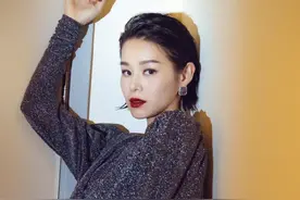 胡杏儿晒国庆出游视频，单手抱娃幸福感满满，“不老女神”是真的图片