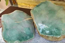 这块木那翡翠原石起货冰晴飘蓝花手镯，透露着中华女性的古典美图片