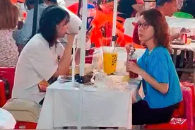 46岁金巧巧素颜现身，豪门阔太脚踩拖鞋街边撸串，举瓶豪饮接地气图片