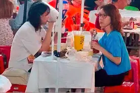 46岁金巧巧素颜现身，豪门阔太脚踩拖鞋街边撸串，举瓶豪饮接地气图片