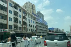 令人窒息的操作！岑溪2名女子为拍靓照，倚靠道路中央护栏摆Pose图片