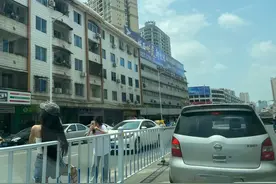 令人窒息的操作！岑溪2名女子为拍靓照，倚靠道路中央护栏摆Pose图片