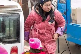 校门口这种接娃的妈妈，不仅影响自己形象，还容易伤害孩子自尊图片