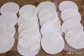做饺子皮时，别再一个个擀，教您一招，一分钟做十个，太实用了图片