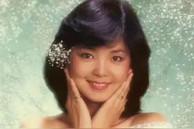 邓丽君死前打电话给成龙 死后与成龙隔空合唱《我只在乎你》图片