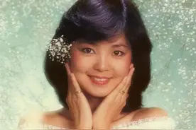 邓丽君死前打电话给成龙 死后与成龙隔空合唱《我只在乎你》图片