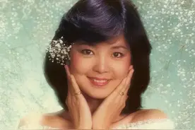 邓丽君死前打电话给成龙 死后与成龙隔空合唱《我只在乎你》图片