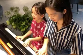 黄多多和妹妹四手连弹，姐妹俩笑容：复制粘贴，特殊时期不停学图片