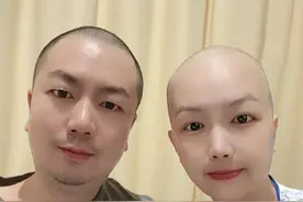 泪目！深圳男子陪患癌妻子剃头：你不是一个人战斗图片