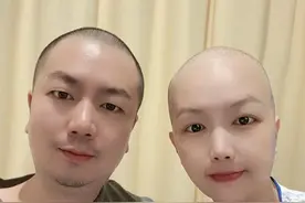 泪目！深圳男子陪患癌妻子剃头：你不是一个人战斗图片