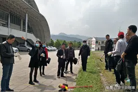 党员干部集中清理垃圾杂草，罗平教体局先锋引领“美丽县城”建设图片