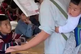 母爱与责任！乡村女教师背着宝宝上课图片