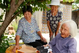 河南98岁长寿奶奶，性格耿直脾气暴躁，爱管闲事，饮食习惯有意思图片