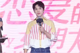 许魏洲拼贴衬衣+修身牛仔裤，简单穿搭打造型男气质图片