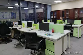 把美梦当正经日子过了，修电脑被经理索要“好处费”，直接捅破图片