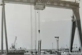 历史上的今天——天津新港船厂200吨级龙门吊试吊成功图片