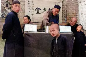 1938年北京街头，卖糖葫芦的女孩很漂亮，卦摊前的男孩怒视日本人图片