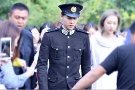 李易峰走硬汉风，警服look杀超A出镜，这种装扮你爱了吗？图片