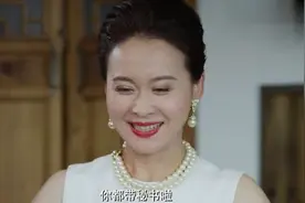 同学多年后聚会，不料当年最差的学生竟成了大老板，而校花却唉图片