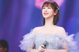 跨年晚会高光时刻：杨紫惊艳美出新高度，董卿稳居主持界C位图片