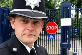 英国警官为新同事示范戴手铐，铐住自己取不下来跑到消防队求助图片
