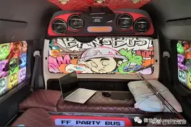 一路飞驰一路“狂欢”，新加坡改装“派对巴士”触犯多条法规图片