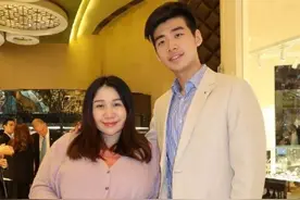 怀孕胖成球的何超盈，产后减肥小了“2个号”，直言为了孩子图片