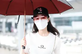 宋轶撑伞防晒优雅挥手走姿婀娜 戴米老鼠棒球帽比耶卖萌图片