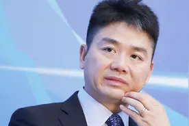 刚从美国回来，刘强东又遭打击！妹妹刘强茹因生产去世，年仅42岁视频封面