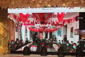 婚礼现场只有新娘，没有新郎！网友却说“这是见过最浪漫的”图片