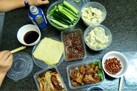广东长大的小妞啃起卤猪蹄儿来，那叫一个豪放图片