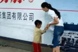 6岁“走失”男童街头认出妈妈，上前相认却被拒绝：我儿子在家呢图片