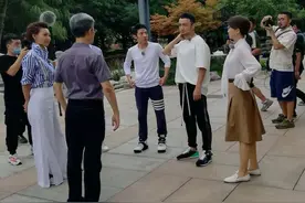 央视主播李梓萌终于时髦一把！条纹衬衣配背带裙，显胖但意外高级图片