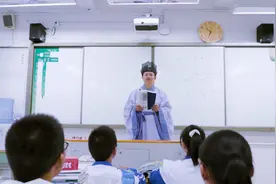 新津数学老师改编《无价之姐》，百名师生参演献礼教师节！图片