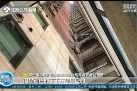 两孩子戴耳机上网课不开门 民警爬栏杆25楼隔窗喊话图片