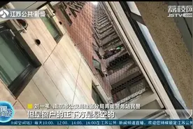 两孩子戴耳机上网课不开门 民警爬栏杆25楼隔窗喊话图片