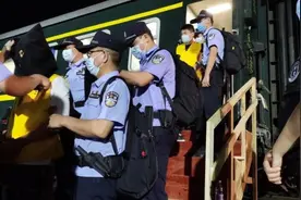 “杀猪盘”套路揭秘：每人要建300个微信群，每天的任务就是“聊天”图片