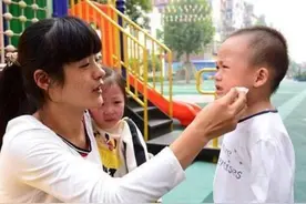 幼儿园接娃放学有讲究，高收入家长尴尬了，排在“鄙视链”的底层图片
