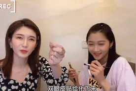 关晓彤为江疏影化妆，手法失误被网友嘲讽难看！江疏影反应显情商图片