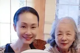 56岁于文华带84岁婆婆吃早餐，皮肤紧致似少女，二婚网恋嫁音乐家图片