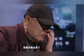 妻子睡客厅老乡住阳台，丈夫为此烦恼，妻子不以为然：穿着衣服图片