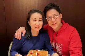 霍启刚晒合照庆结婚9年，与郭晶晶甜蜜依偎，仅一简约蛋糕太低调图片