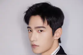 女粉丝对杨洋蜡像做不雅动作，此前鹿晗蜡像被亲掉色图片